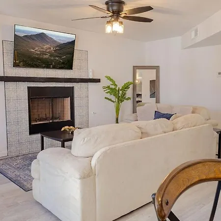 West Ep Poolside Mountain Views Apartment